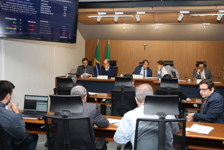 Reuniões da CCJR geralmente são realizadas às quartas-feiras no plenarinho Nelito Câmara