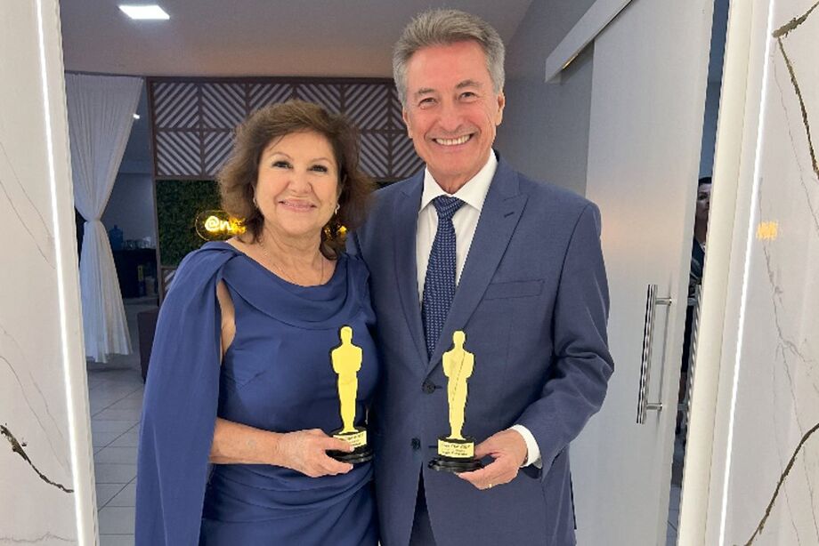 O deputado Roberto Hashioka e sua esposa Dione Hashioka foram homenageados na Golden Night 2025
