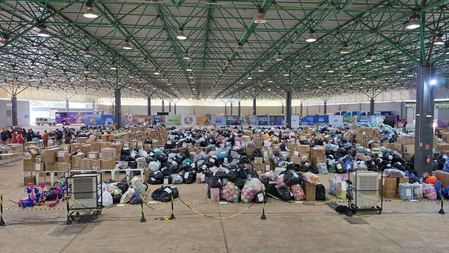 Campanha Caixa Encantada entrega 127 mil brinquedos com apoio da Fiems e logística precisa que transforma doação em carinho direto às crianças.