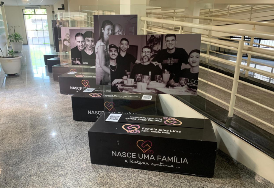 Totens da exposição Nasce uma Família retratam histórias reais de adoção e seguem abertos ao público no Fórum de Corumbá.