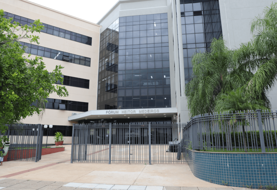 Incêndio em padaria de Campo Grande, causado por batida de caminhão em rede elétrica, gerou indenização contra transportadora.