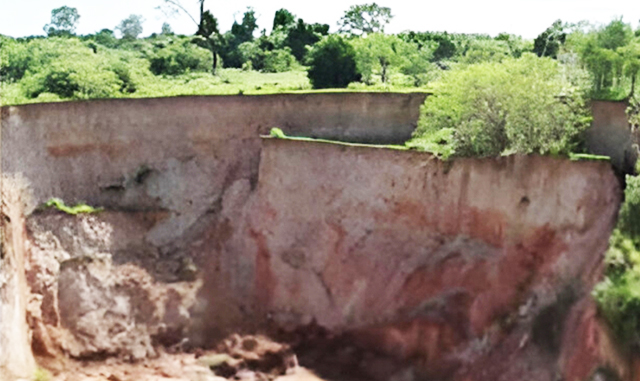 Trechos do Ribeirão Piravevê e outros córregos de Ivinhema sofrem com assoreamento causado pela falta de drenagem adequada, segundo laudos técnicos.
