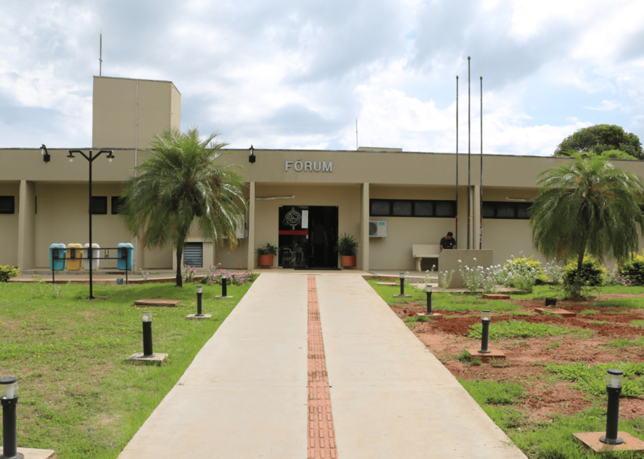 Justiça de Mato Grosso do Sul condenou produtores de show por permitir ingestão de bebida alcoólica por adolescente durante evento.