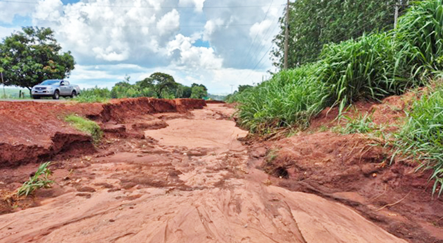 Erosões ao longo da MS141 entre Ivinhema e Angélica preocupam motoristas; Justiça ordenou obras urgentes para evitar acidentes.