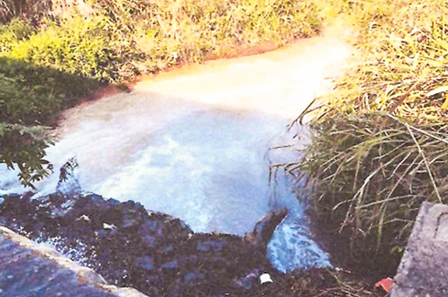 MP investiga vazamento de diesel em córrego de Mundo Novo após acidente com caminhão-tanque.