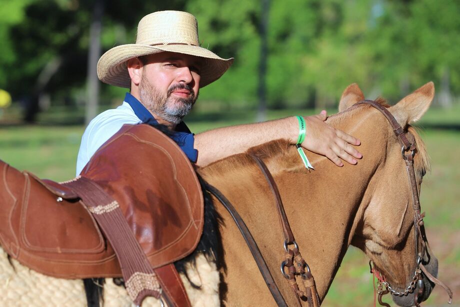 Canção 'Canarinho Pantaneiro' homenageia pecuarista Luciano Leite e será lançada nas plataformas digitais após emocionar em cavalgada no Pantanal.