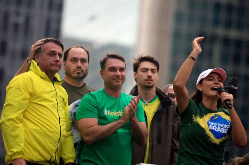 Michelle participa de ato pró-anistia do 8 de Janeiro, discursando ao lado de Bolsonaro (à esquerda), Carlos, Flávio e Jair Renan.