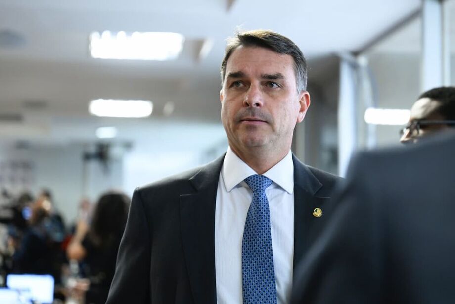 Senador Flávio Bolsonaro afirma que pesquisas indicam tendência de crescimento de sua pré-candidatura à Presidência