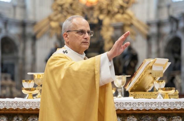 Papa Leão XIV defende acolhimento de vulneráveis e critica guerras e políticas excludentes durante Missa do Galo no Vaticano.