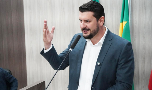Na última sessão ordinária de 2025, prefeito André Guimarães apresentou balanço com foco na redução da dívida e investimentos no município.