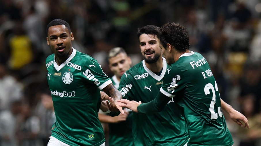 Palmeiras vence o Galo por 3 a 0 fora de casa, mas Flamengo é o campeão com uma rodada de antecedência.