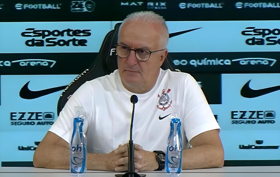 Dorival Júnior orienta o Corinthians durante duelo decisivo contra o Cruzeiro pela Copa do Brasil