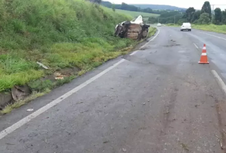 Acidente ocorreu na BR-376, entre Curitiba e Ponta Grossa, e envolveu carro de passeio e caminhão