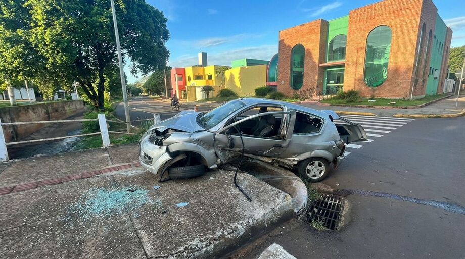 Um carro capotou e bateu na mureta de uma ponte no cruzamento com a Avenida João Rosa Pires.