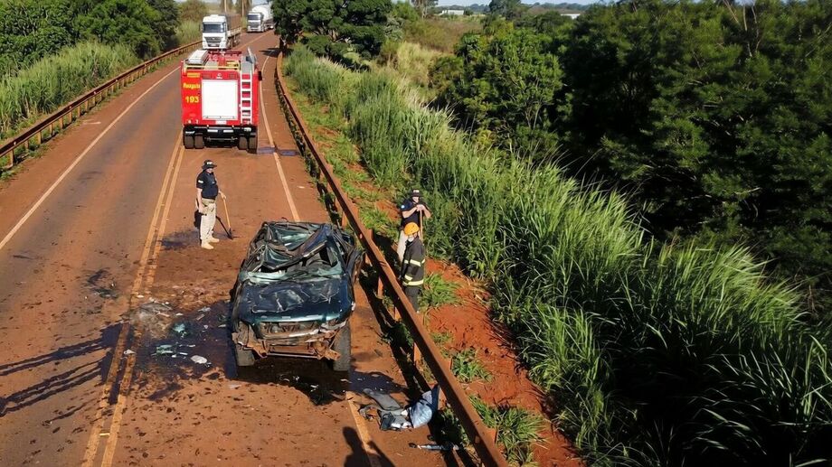 Caminhonete S10 ficou completamente destruída após capotar e ser atingida por outros veículos na BR-267, em Maracaju (MS)