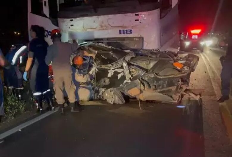 Veículo ficou partido ao meio após colisão com carreta na BR-262, em Três Lagoas