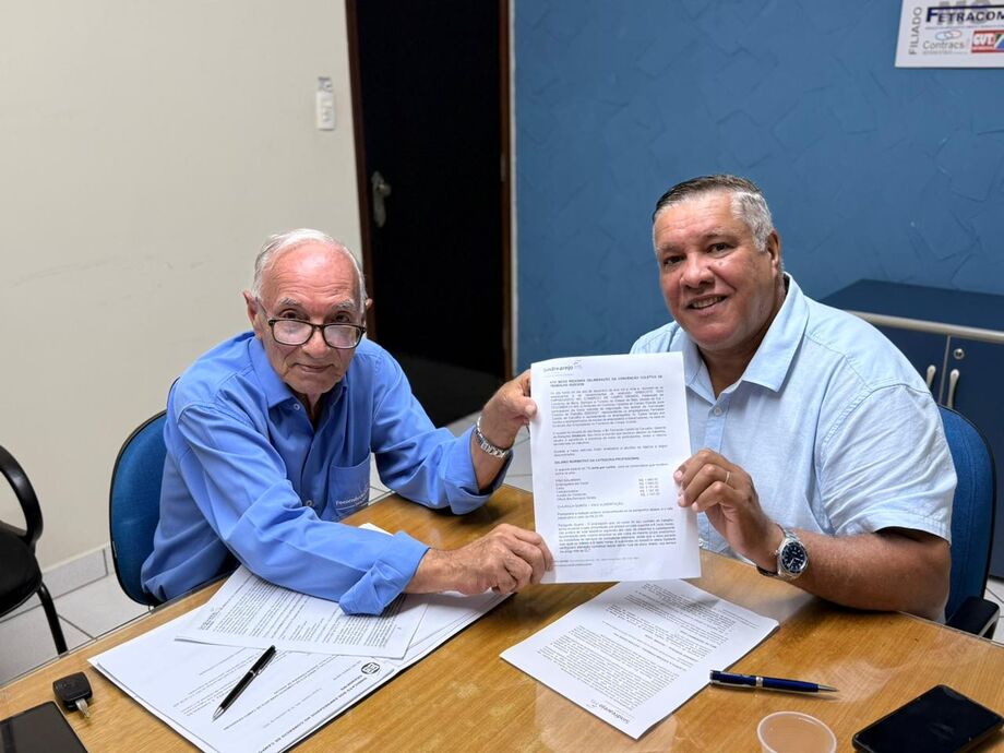 Representantes da Fecomércio MS e do Sindicato dos Comerciários assinam a nova Convenção Coletiva de Trabalho 2025/2027, que estabelece novos pisos salariais e benefícios para a categoria.