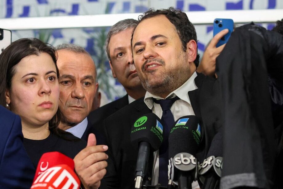 Glauber Braga critica ação violenta da Polícia Legislativa e anuncia exame de corpo de delito após ser retirado do plenário.