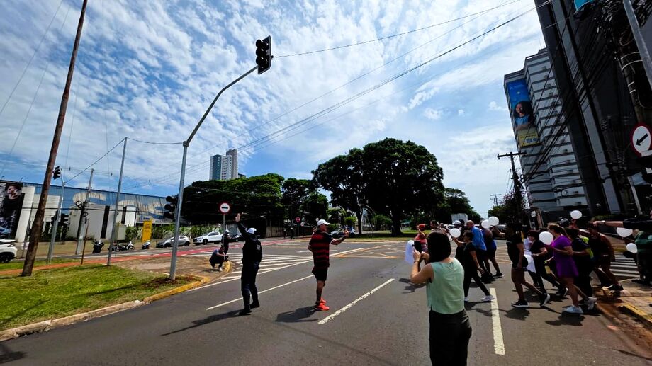 Equipe da Agetran instala novos semáforos em cruzamentos estratégicos da cidade