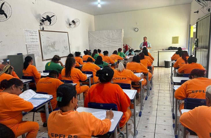 Custodiados realizam provas do Enem PPL em unidades prisionais de Mato Grosso do Sul.