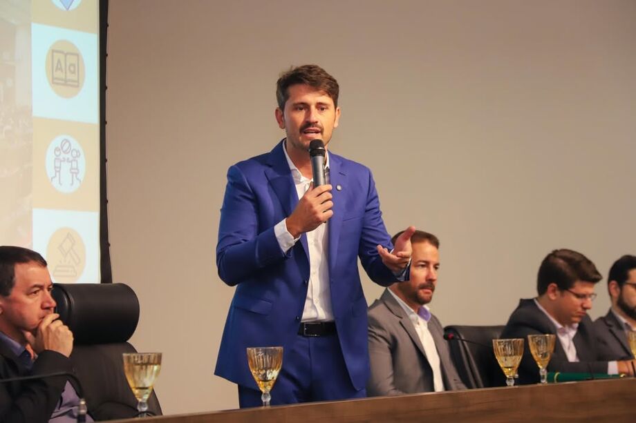 O presidente da Assomasul, Thalles Tomazelli, discursa durante a 1ª Formatura do Programa Assomasul Itaipu 4.0, destacando a importância da qualificação dos servidores.