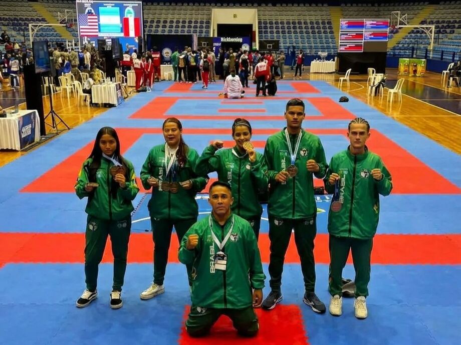 Delegação sul-mato-grossense posa com as medalhas conquistadas no Pan-Americano de Kickboxing, disputado na Cidade da Guatemala, onde o Estado somou sete pódios.