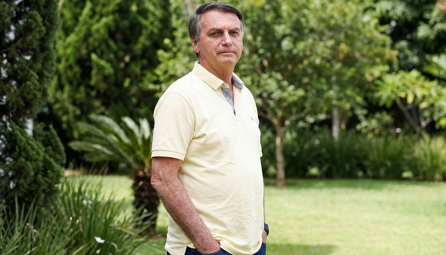 Ex-presidente Jair Bolsonaro segue internado em Brasília e voltou a apresentar crises de soluço após cirurgia de hérnia.