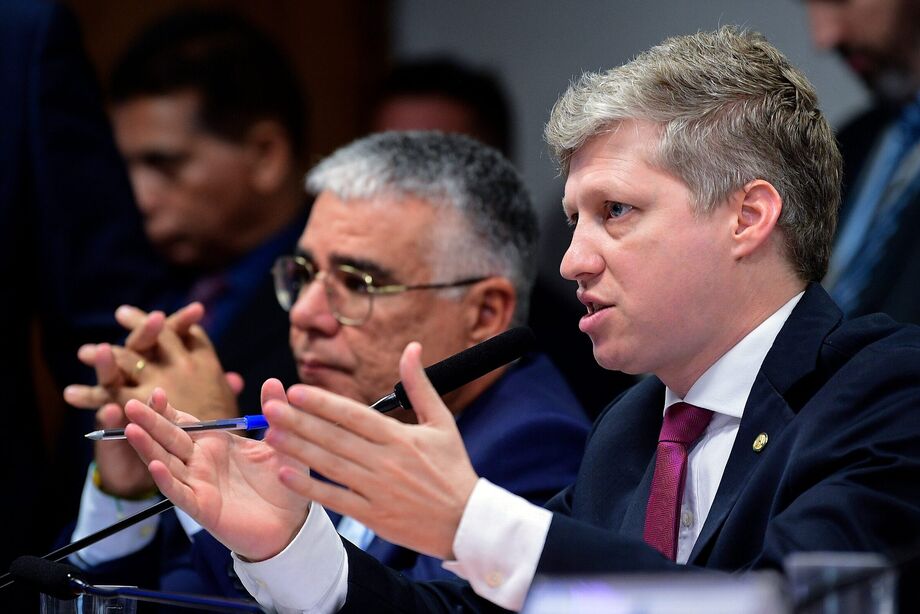 O deputado Marcel van Hattem e o senador Eduardo Girão lideram requerimento para prorrogar a CPMI do INSS por mais quatro meses.