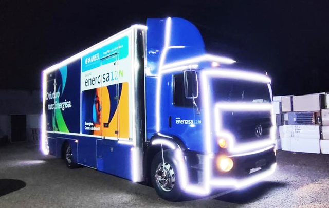 Unidade móvel da Energisa percorre bairros de Campo Grande trocando lâmpadas e oferecendo cadastro para desconto na conta de luz