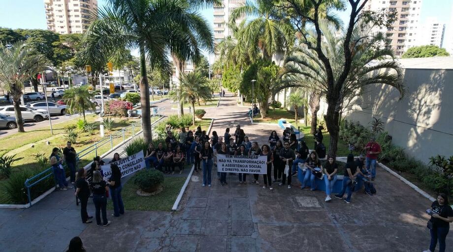 Servidores da assistência social durante protesto em frente ao Paço Municipal de Campo Grande, em junho de 2025. Categoria reivindicava reajuste salarial e atualização do plano de carreira.