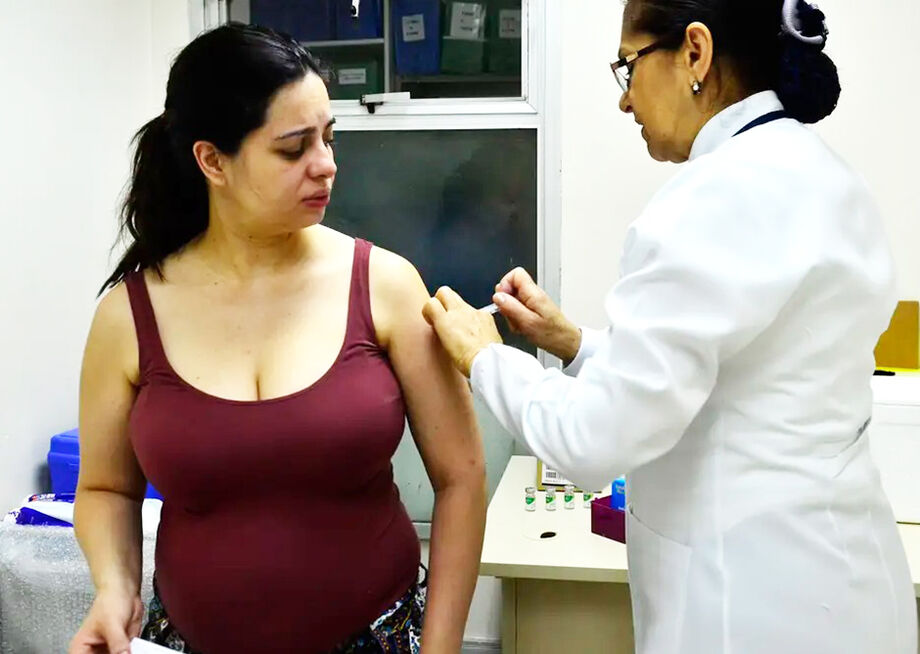 Gestantes a partir da 28ª semana já podem se vacinar contra o VSR nas unidades de saúde do MS.