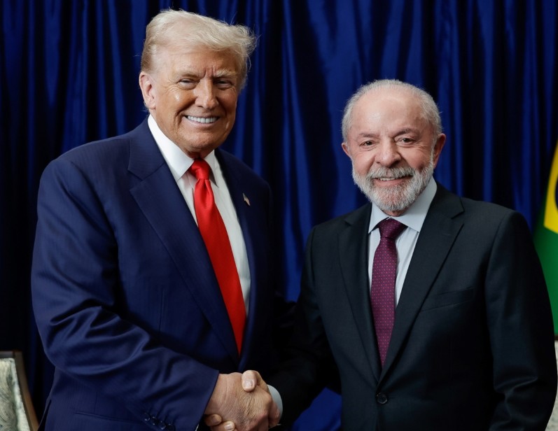 Lula e Trump conversaram sobre tarifas de exportação e cooperação contra crime organizado durante ligação nesta terça-feira.