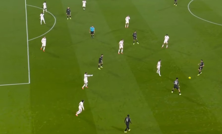 Com o resultado, o Manchester City vai a 28 pontos e encosta no líder Arsenal, que ainda joga na rodada