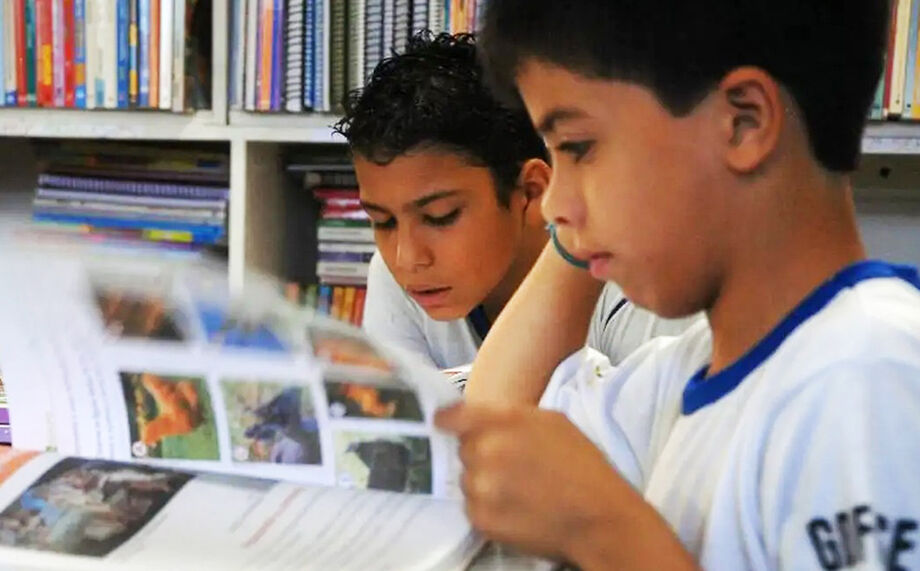 Apesar do retorno das aulas presenciais, Brasil ainda não recuperou índices de escolarização de 2019.