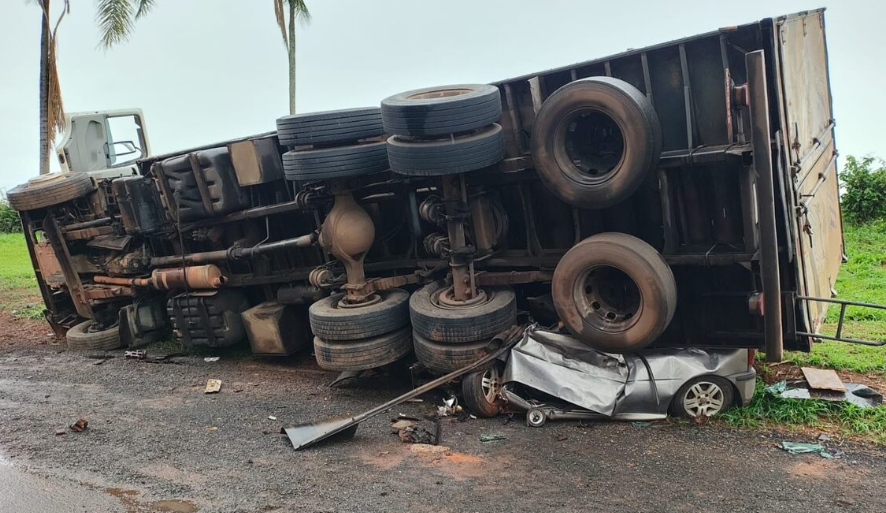 Quatro homens morreram após caminhão tombar e esmagar veículo onde estavam, na SP-322