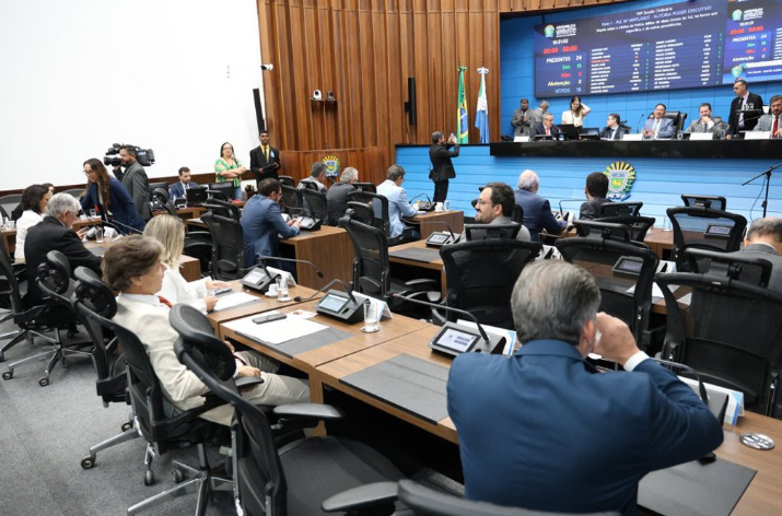 Parlamentares da ALEMS celebram balanço positivo e aprovação de projetos estratégicos na última sessão plenária do ano.