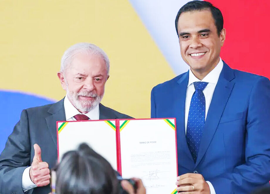 Gustavo Feliciano toma posse como ministro do Turismo ao lado do presidente Lula e defende que o setor não pode ser só de rico