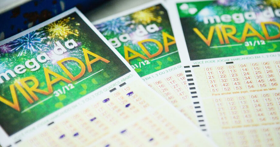 Movimento em lotérica para apostas na Mega da Virada; prêmio estimado é de R$ 1 bilhão e apostas vão até as 20h de quarta-feira (31)