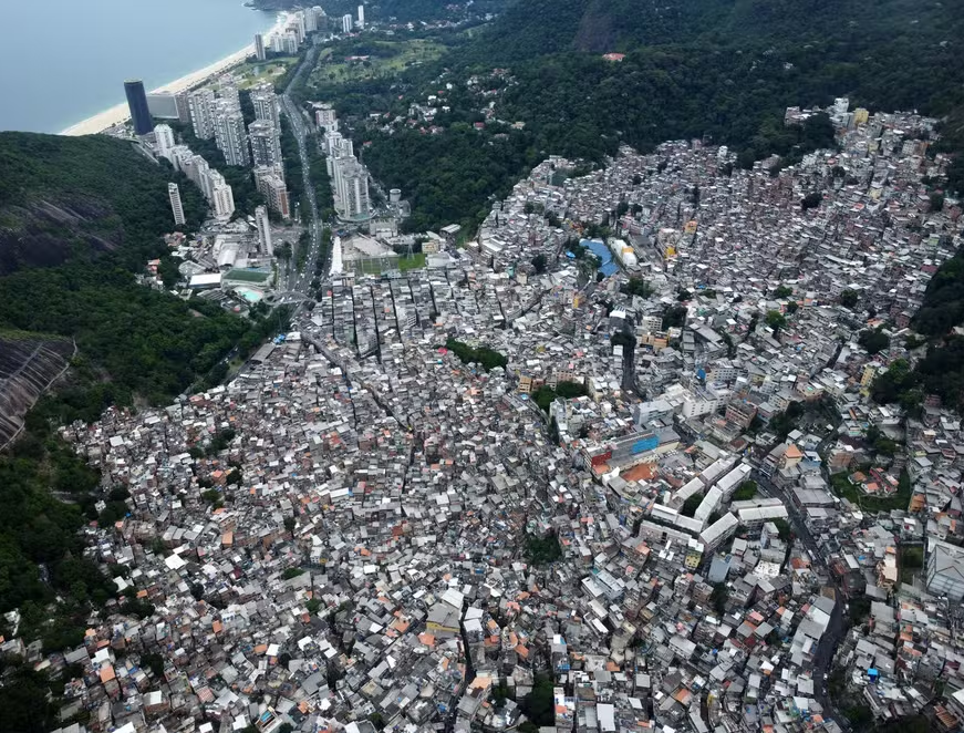 A favela da Rocinha vista do alto: comunidade é dominada pelo Comando Vermelho, maior facção do tráfico no Rio