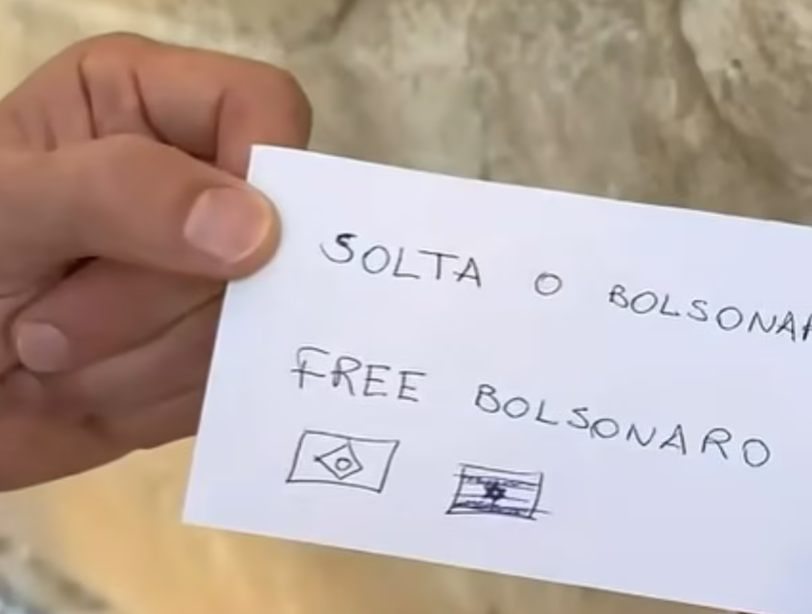 Eduardo Bolsonaro (PL-SP) pediu pela liberdade do pai, preso em Brasília, em um bilhete escrito e fixado no Muro das Lamentações