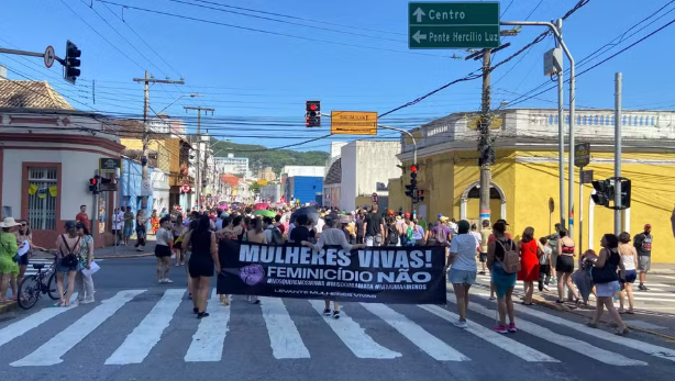 Manifestação em Florianópolis pede o fim da violência contra as mulheres;