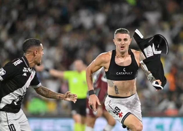 Vegetti corre com Philippe Coutinho para comemorar o gol da virada do Vasco sobre o Fluminense, na Copa do Brasil