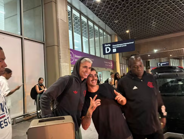 Luiz Araújo tira foto com torcedor no desembarque do Flamengo