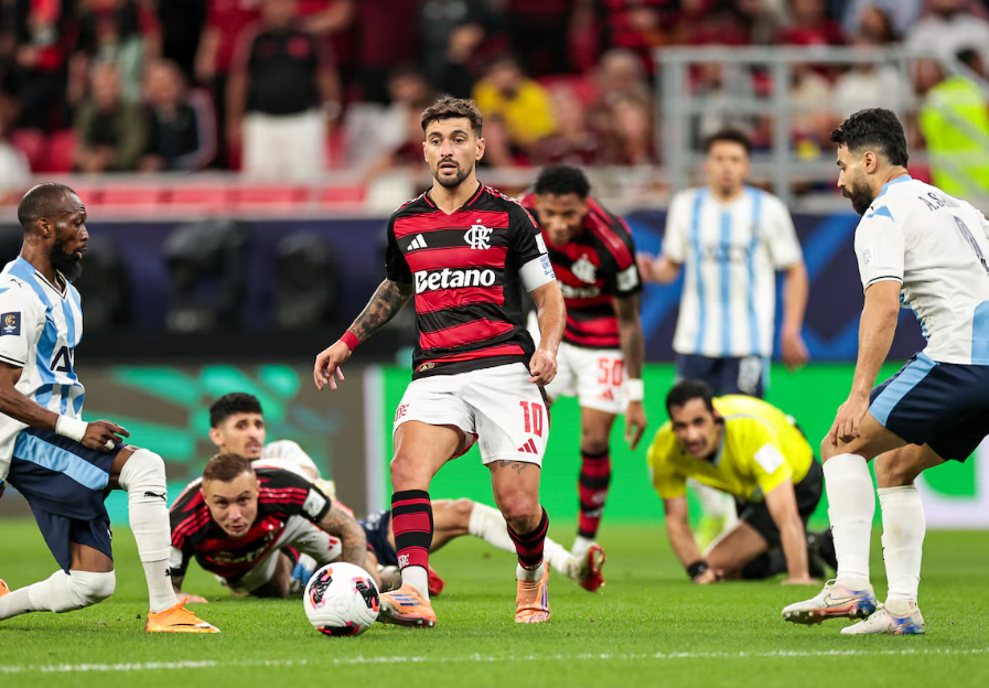 Arrascaeta aparece entre os 100 melhores do mundo na lista do The Guardian.