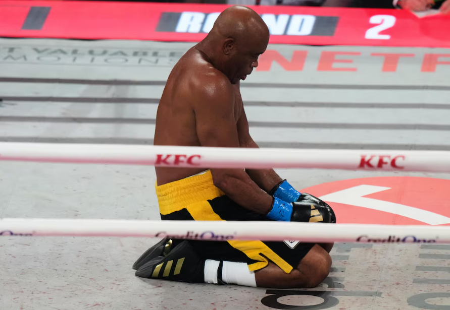 Anderson Silva venceu Tyron Woodley por nocaute técnico