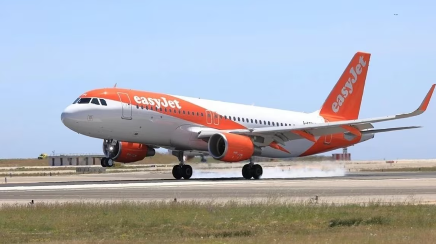 EasyJet nega que idosa embarcou morta em voo para Londres; passageira morreu antes da decolagem, causando atraso de 12 horas.