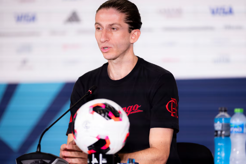 Flamengo acertou bases com Filipe Luís e renovou com o treinador até 2027.