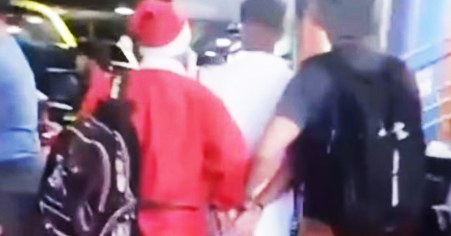 Policial disfarçado de Papai Noel prendeu foragido da Justiça na rodoviária de Porto Alegre.