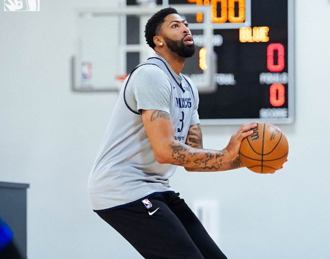 Anthony Davis liderou a virada dos Mavericks com 32 pontos e 13 rebotes na Ball Arena
