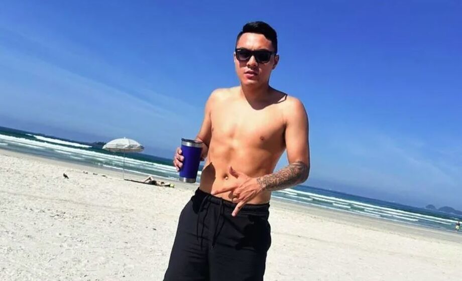 Pais de Marco Aurélio recebem diploma póstumo do filho em cerimônia de formatura em São Paulo.